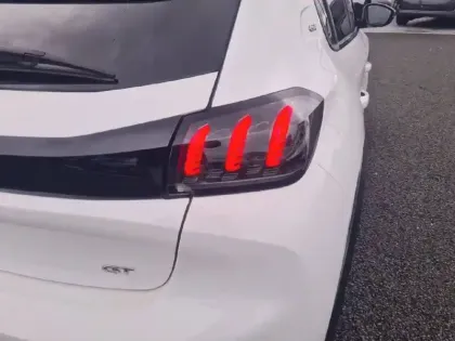 Photo 16 Peugeot 208  BlueHDi 100 S&S BVM6