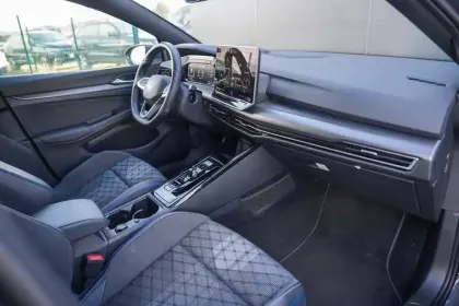 Photo 9 Volkswagen Golf  1.5 eTSI EVO2 150 DSG7