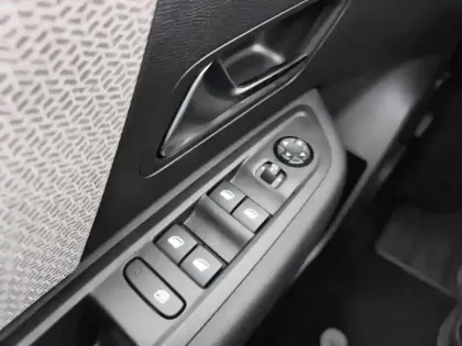 Photo 23 Citroën C4  Hybride 136 e-DCS6