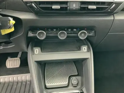 Photo 11 Citroën C4 e- 136 ch Automatique