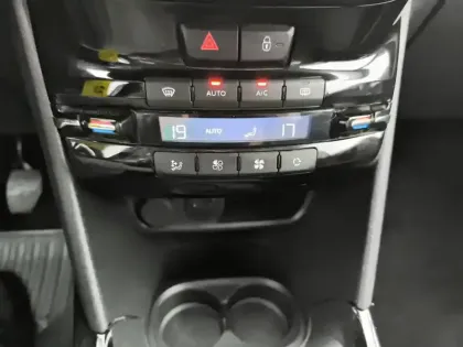 Photo 11 Peugeot 2008  PureTech 82ch S&S BVM5