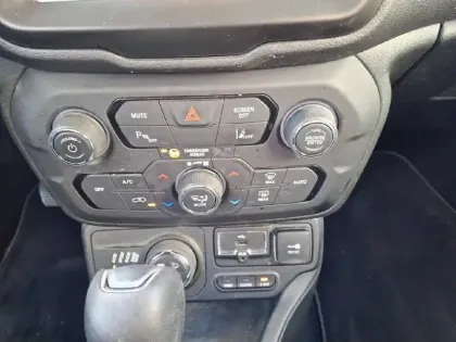 Photo 7 Jeep Renegade  1.3 Turbo T4 190 ch PHEV AT6 4xe eAWD