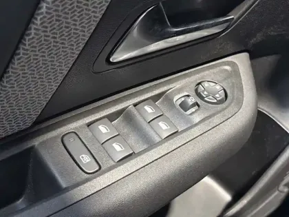 Photo 20 Citroën C4  Hybride 145 e-DCS6