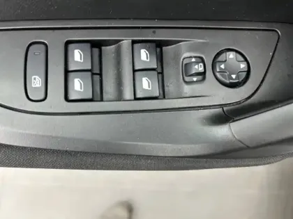 Photo 44 Peugeot 2008  PureTech 100 S&S BVM6