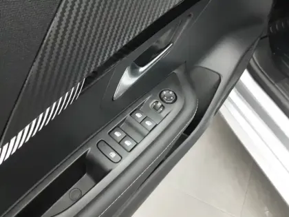 Photo 17 Peugeot 208  Hybrid 100 e-DCS6