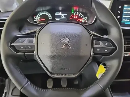 Photo 20 Peugeot 208  PureTech 75 S&S BVM5