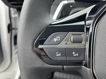 Photo 24 Peugeot 208  PureTech 100 S&S EAT8