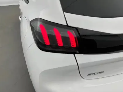 Photo 16 Peugeot 208  PureTech 100 S&S EAT8