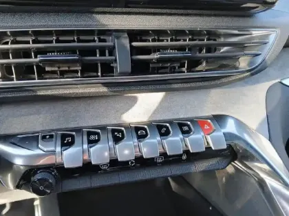 Photo 21 Peugeot 3008  Hybrid 225 e-EAT8 GT