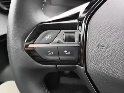 Photo 18 Peugeot 2008  PureTech 100 S&S BVM6 Allure Pack