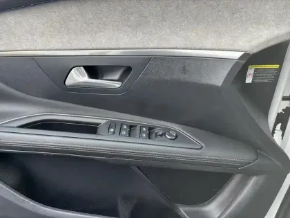 Photo 24 Peugeot 3008  Hybrid 225 e-EAT8 GT