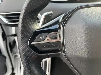 Photo 18 Peugeot 3008  Hybrid 225 e-EAT8 GT