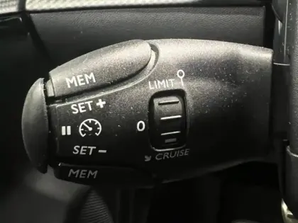 Photo 12 Peugeot 208  e- 136ch GT