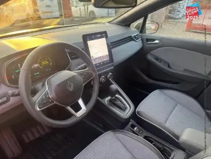 Photo 14 Renault Clio  1.6 E-Tech 145ch full hybrid Techno - 24 Camera GPS