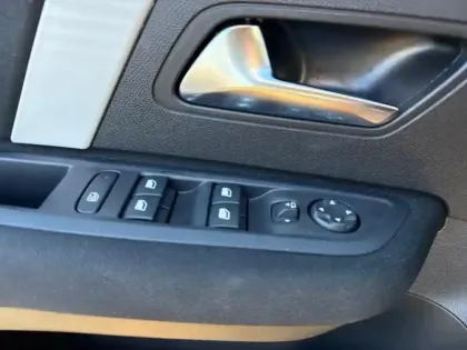 Photo 14 Citroën C4  1.2 Hybride 136ch S&S PLUS Automatique