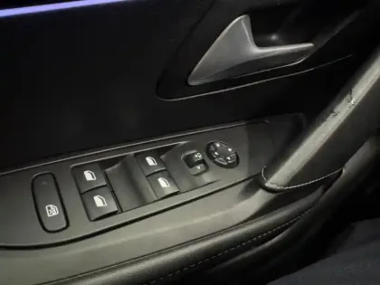 Photo 12 Peugeot 208  e- 136ch GT