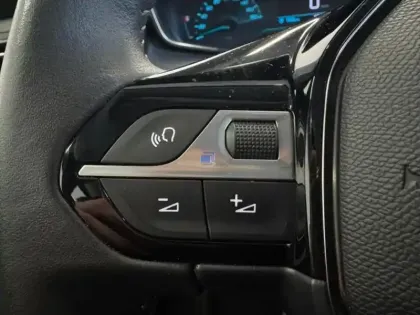 Photo 12 Peugeot 208  e- 136ch Active