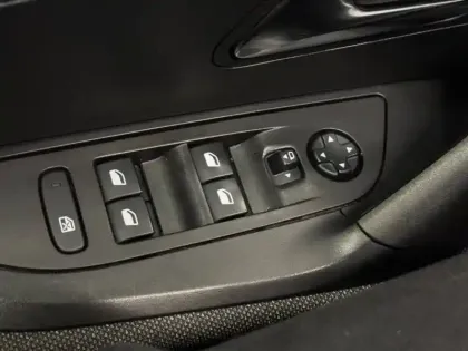 Photo 9 Peugeot 2008  e- 136ch Style