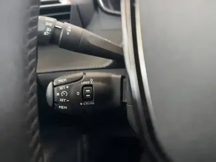 Photo 24 Peugeot 2008  PureTech 100 S&S BVM6