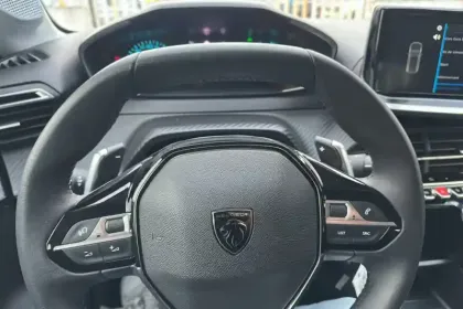 Photo 13 Peugeot 208  Hybrid 100 e-DCS6