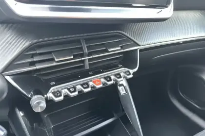 Photo 14 Peugeot 208  Hybrid 100 e-DCS6