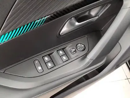 Photo 47 Peugeot 2008  PureTech 100 S&S BVM6