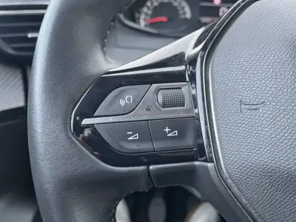 Photo 17 Peugeot 2008  PureTech 100 S&S BVM6