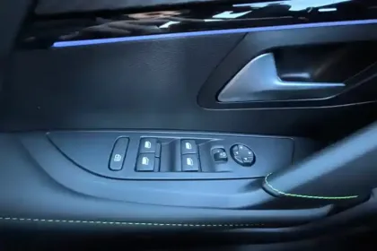 Photo 18 Peugeot 208  Hybrid 110 e-DCS6