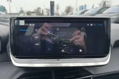 Photo 16 Peugeot 208  Hybrid 110 e-DCS6