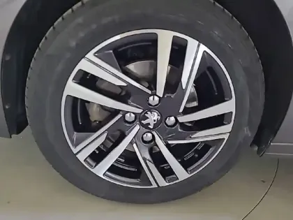 Photo 12 Peugeot 208  PureTech 100 S&S EAT8