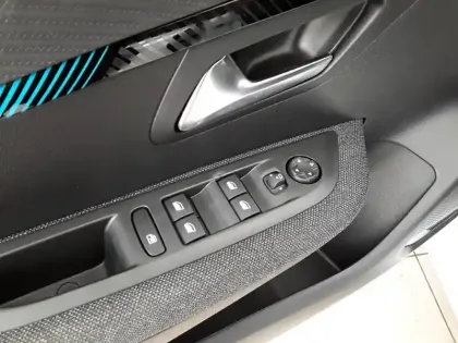 Photo 24 Peugeot 208  PureTech 75 S&S BVM5