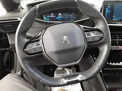 Photo 8 Peugeot 208  Electrique 50 kWh 136ch