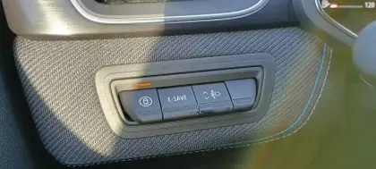 Photo 17 Renault Captur  E-Tech full hybrid 160 ch