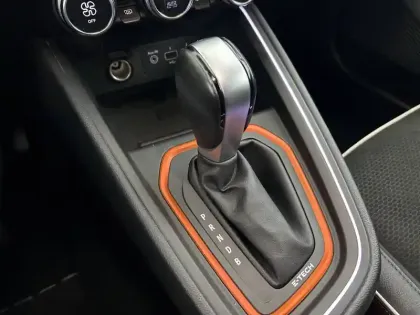 Photo 21 Renault Clio  E-Tech 140