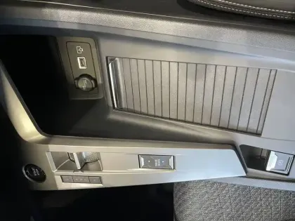 Photo 48 Peugeot 308  Hybrid 145 e-DCS6