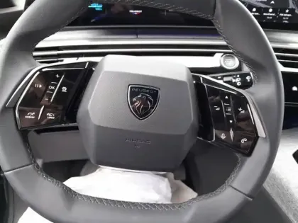 Photo 14 Peugeot 5008  Electrique 73 kWh 210 ch