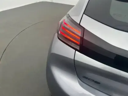 Photo 16 Peugeot 208  Hybrid 100 e-DCS6