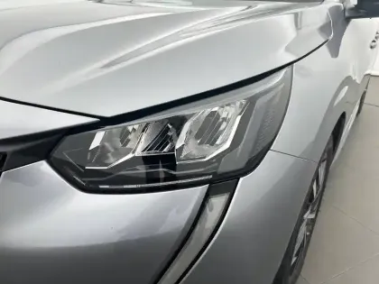 Photo 37 Peugeot 208  PureTech 100 S&S EAT8