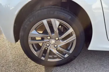 Photo 10 Peugeot 208  PureTech 75 S&S BVM5