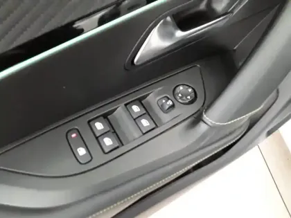 Photo 25 Peugeot 2008  PureTech 130 S&S EAT8