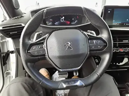 Photo 8 Peugeot 2008  PureTech 130 S&S EAT8