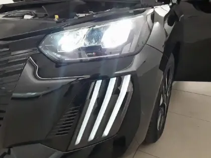 Photo 15 Peugeot 208  Hybrid 100 e-DCS6