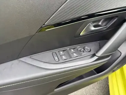 Photo 18 Peugeot 208  Hybrid 136 e-DCS6