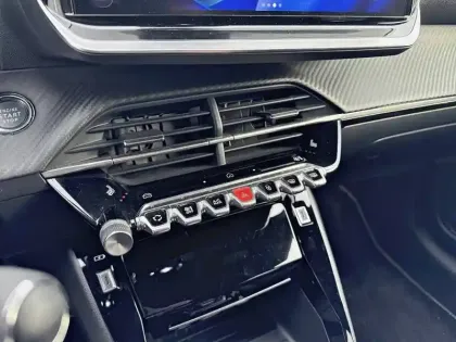 Photo 14 Peugeot 208  Hybrid 136 e-DCS6