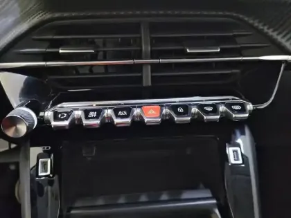 Photo 24 Peugeot 208  PureTech 100 S&S BVM6