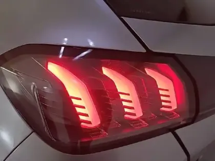 Photo 16 Peugeot 208  PureTech 100 S&S BVM6