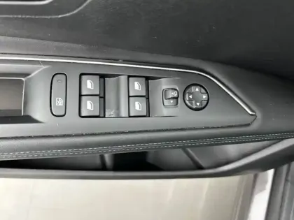 Photo 18 Peugeot 3008  Hybrid 225 e-EAT8