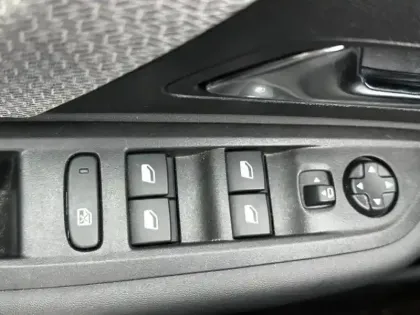 Photo 14 Citroën C4  PureTech 130ch S&S Shine EAT8