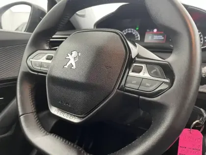 Photo 60 Peugeot 2008  PureTech 100 S&S BVM6