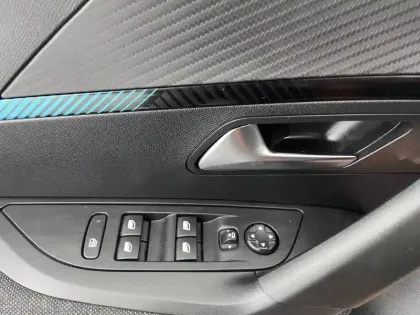 Photo 95 Peugeot 2008  PureTech 100 S&S BVM6